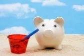 3474217-hucha-sentado-junto-a-la-taza-con-la-paja-en-la-playa-ahorrar-para-las-vacaciones